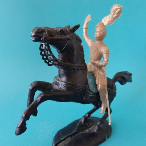 14. Chevalier en armure à cheval avec la main levée.
