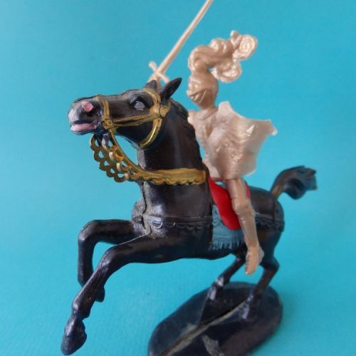 15. Chevalier en armure à cheval avec épée levée et bouclier écu.