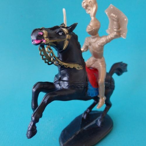16. Chevalier en armure à cheval avec épée basse et bouclier fleur de lys.