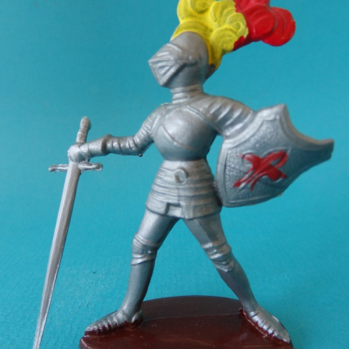 13. Chevalier en armure avec épée basse et bouclier fleur de lys.
