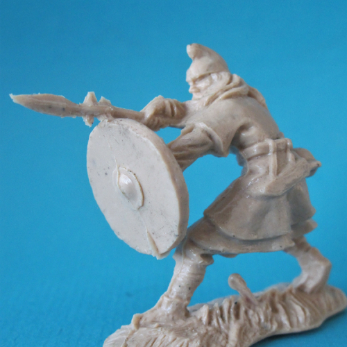 Saxon avec lance et bouclier rond.