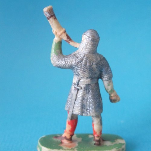 32. Chevalier sonnant du cor à une main, main droite tenant une arme amovible (verso).