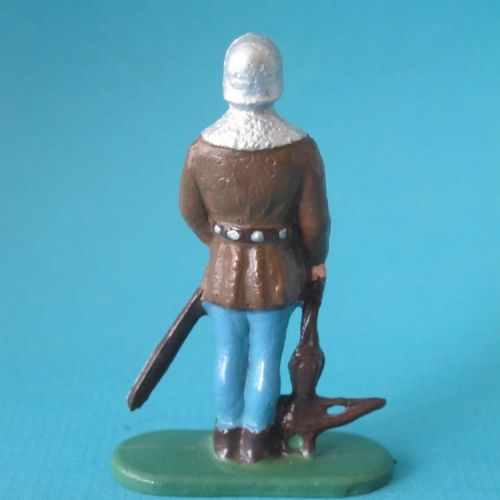 27. Arbalétrier arme au pied avec vêtement plissé sur les hanches (verso).