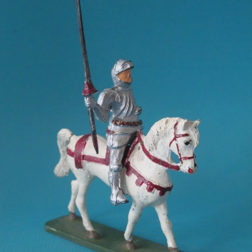 35. Cavalier en armure, visière ouverte et lance.