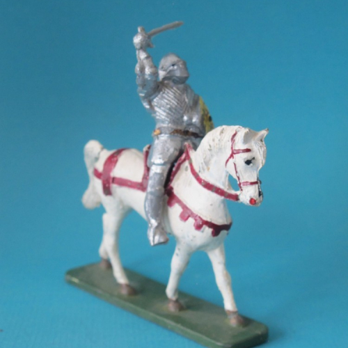 33. Cavalier en armure, épée levée et bouclier triangulaire.