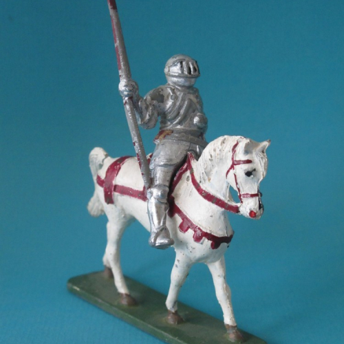 34. Cavalier en armure, visière fermée et lance.