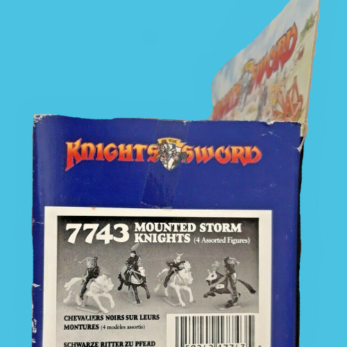 7743  Côté de la Boxed set contenant 4 Storm Knights à cheval.