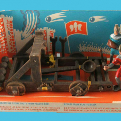 La catapulte en brun et les 2 servants.