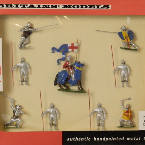 Nr 9392 Un cavalier et quatre piètons de la série Agincourt  plus 4 chevaliers en armure du XVI ième siècle.