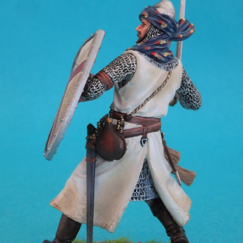 TEM003 Templier portant cervelière entourée d'un foulard avec épée et bouclier.