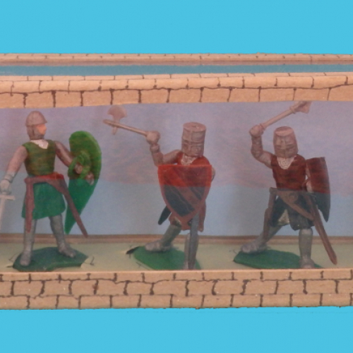 Boîte avec un set avec un mélange de 5 figurines : chevalier, homme d'arme, croisé.
