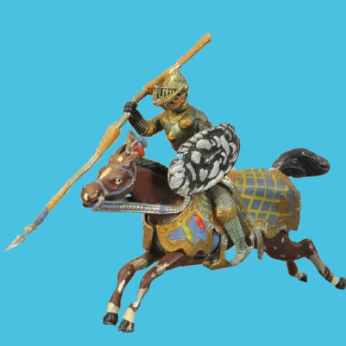 Cheval au galop - casque à 6 plumets, visière amovible, lance et bouclier ovale.