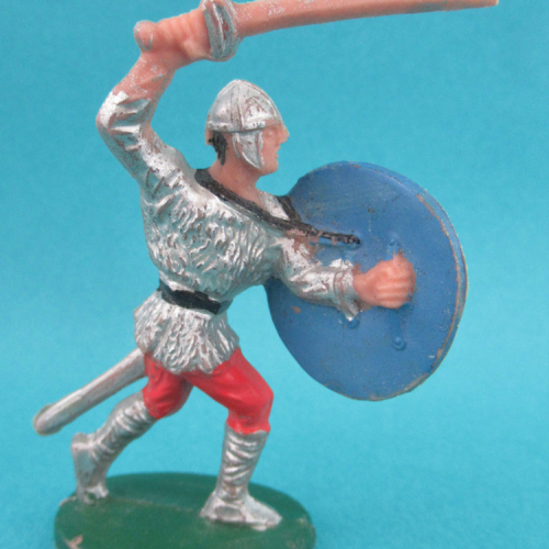 2. Viking avec épée et bouclier (plastique souple).