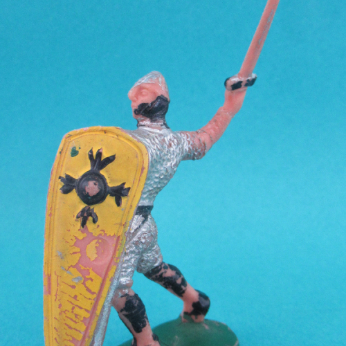 1. Normand avec épée brandie et bouclier en avant (plastique souple).