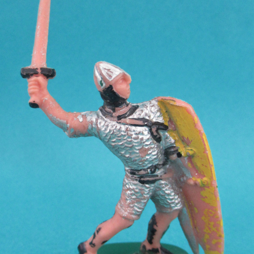 1. Normand avec épée brandie et bouclier en avant (plastique souple).