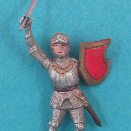 1202 Chevalier en armure, jambes parallèles, bras levés avec arme et bouclier, visière ouverte (1214 avec socle).