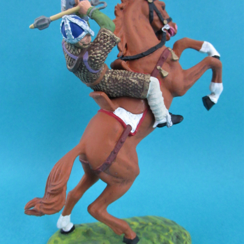 51045 Cavalier normand sur cheval cabré, frappant avec masse d'armes et bouclier oblong.