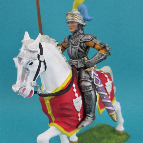 52040  Chevalier en armure sur cheval caparaçonné, avec lance, casque visière ouverte.