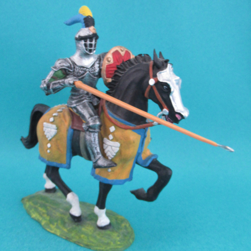 52040  Chevalier en armure sur cheval caparaçonné, avec lance, boulcier, casque à plumets visière fermée.