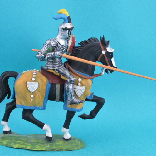 52040  Chevalier en armure sur cheval caparaçonné, avec lance, boulcier, casque à plumets visière fermée.