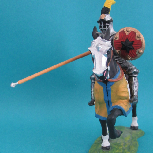 52040  Chevalier en armure sur cheval caparaçonné, avec lance, boulcier, casque à plumets visière fermée.