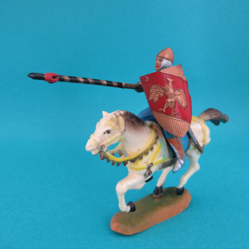 025 Chevalier jouteur en cotte de maille argent, avec cervelière et bouclier aigle.