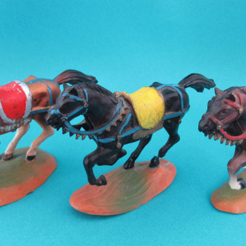 Trois types de socles pour le cheval au galop.