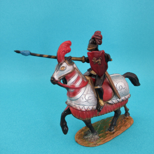 870 Chevalier jouteur en armure avec lance et bouclier fleur de lys.