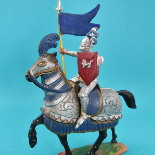 016  Chevalier en armure argent avec bouclier lion, portant pennon.