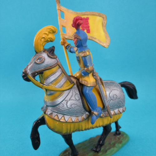 873 Chevalier avec casque à plumet sans bouclier, portant bannière.