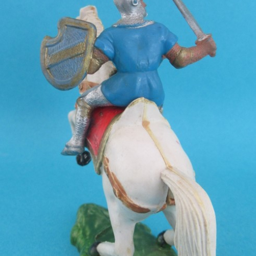 Chevalier avec épée et écu.