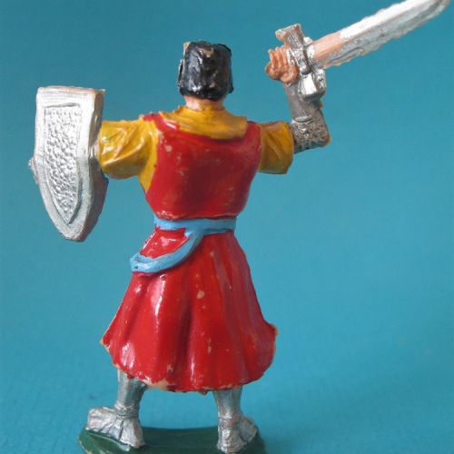 El Capitan Truedo avec épée et bouclier brandis.