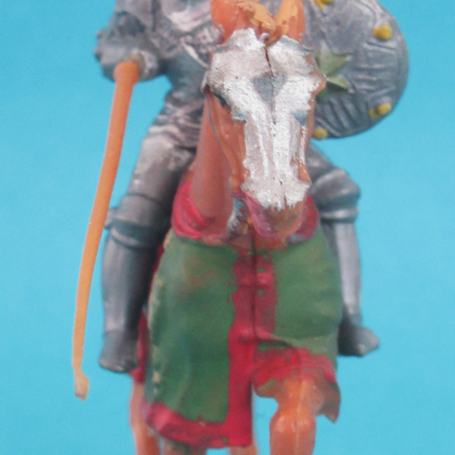 8966 4 Chevalier en armure  sur cheval caparaçonné, avec lance, bouclier, casque à plumets visière fermée (II b).