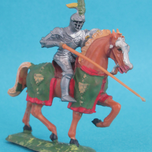 8966 4 Chevalier en armure  sur cheval caparaçonné, avec lance, bouclier, casque à plumets visière fermée (II b).