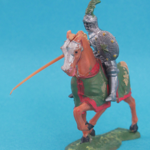 8966 4 Chevalier en armure  sur cheval caparaçonné, avec lance, bouclier, casque à plumets visière fermée (II b).