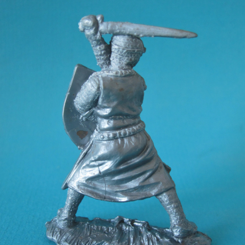 Chevalier sans casque avec épée et bouclier.