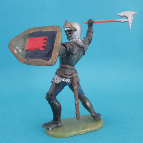 8931  Chevalier en armure attaquant avec épée et bouclier (ou hache à manche long).