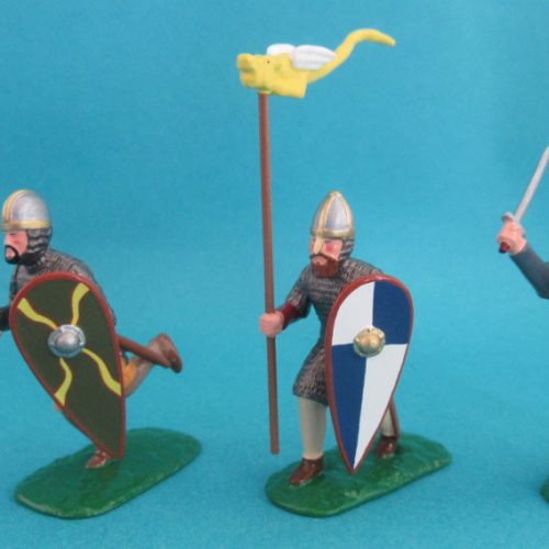 SX03   Saxons avec épée et bouclier dont 1 porte-dragon (3 figurines).