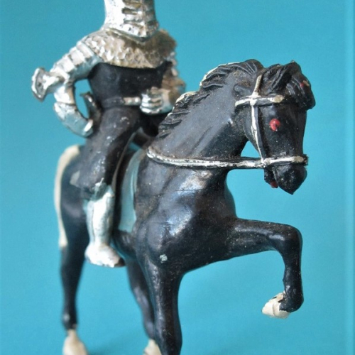 Chevalier jouteur visière fermée (manquent lance et bouclier).