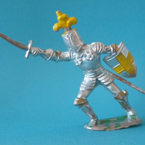 2. Chevalier attaquant avec épée et bouclier.