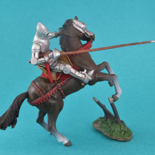 N°22003 Chevalier à cheval chargeant avec lance.