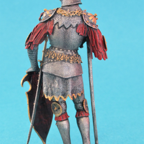 Chevalier avec épée double et bouclier.