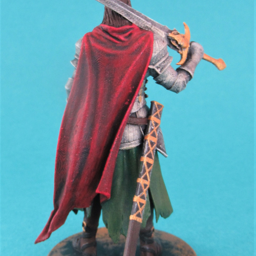 Chevalier nu tête avec épée sur l'épaule et cape.