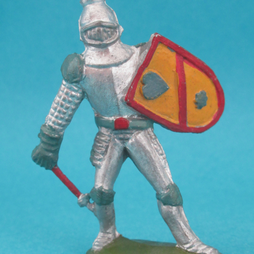 17. Chevalier avec hache et bouclier (plumet et hache cassés).