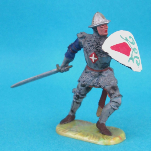 8940  Chevalier en armure attaquant avec épée et bouclier en avant (II).