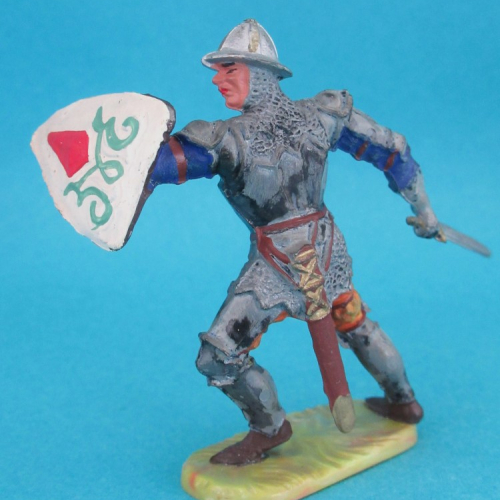 8940  Chevalier en armure attaquant avec épée et bouclier en avant (II).