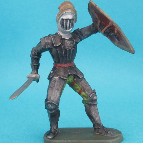 8932  Chevalier en armure se défendant avec épée et bouclier (II).