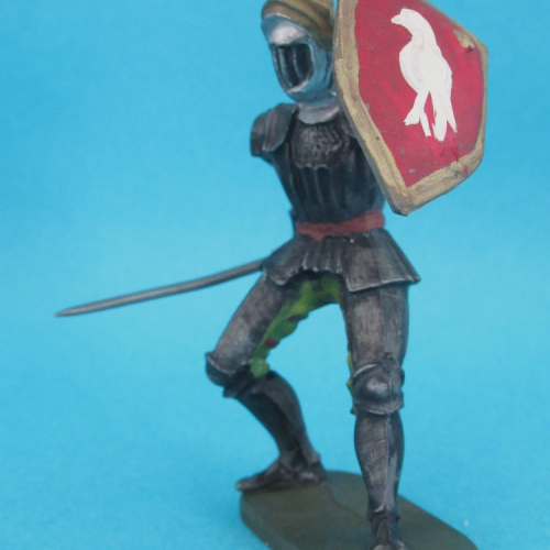 8932  Chevalier en armure se défendant avec épée et bouclier (II).