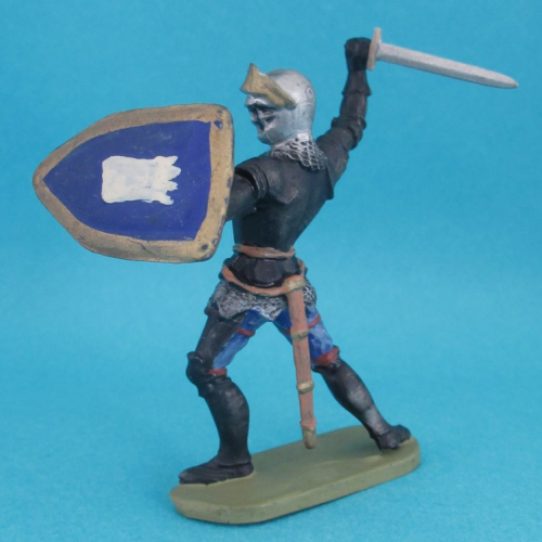 8931  Chevalier en armure attaquant avec épée et bouclier (II).