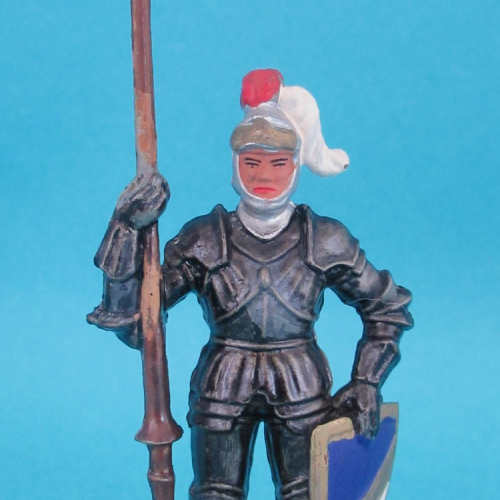 8937  Chevalier en armure de faction avec lance, bouclier et casque à plumets (II).